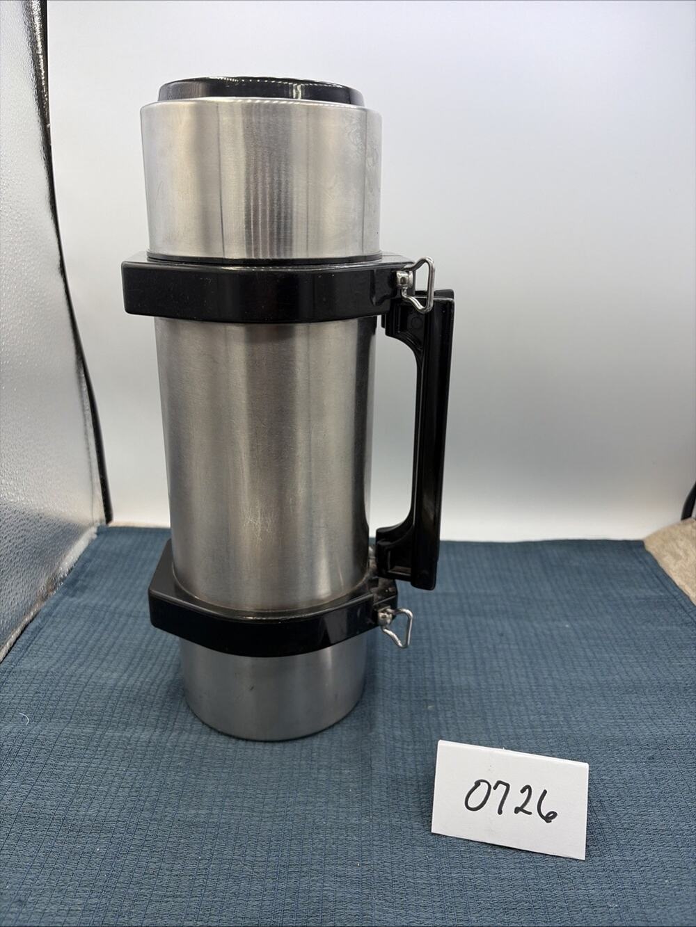 GOTT 32oz STAINLESS STEEL INSULATED THERMOS BOTTLE - 13"HEIGHT W/FOLDING HANDLES